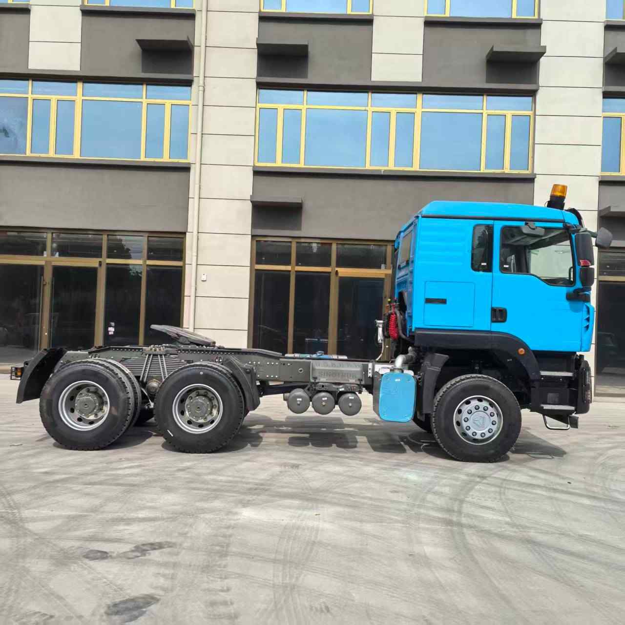 HOWO TX 400hp 6x4 tractor truck - Image 6