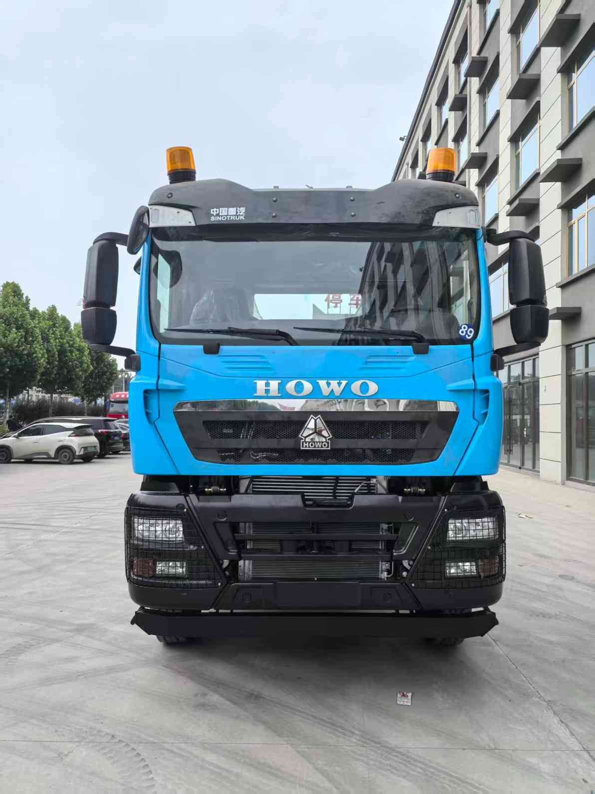 HOWO TX 400hp 6x4 tractor truck - Image 5