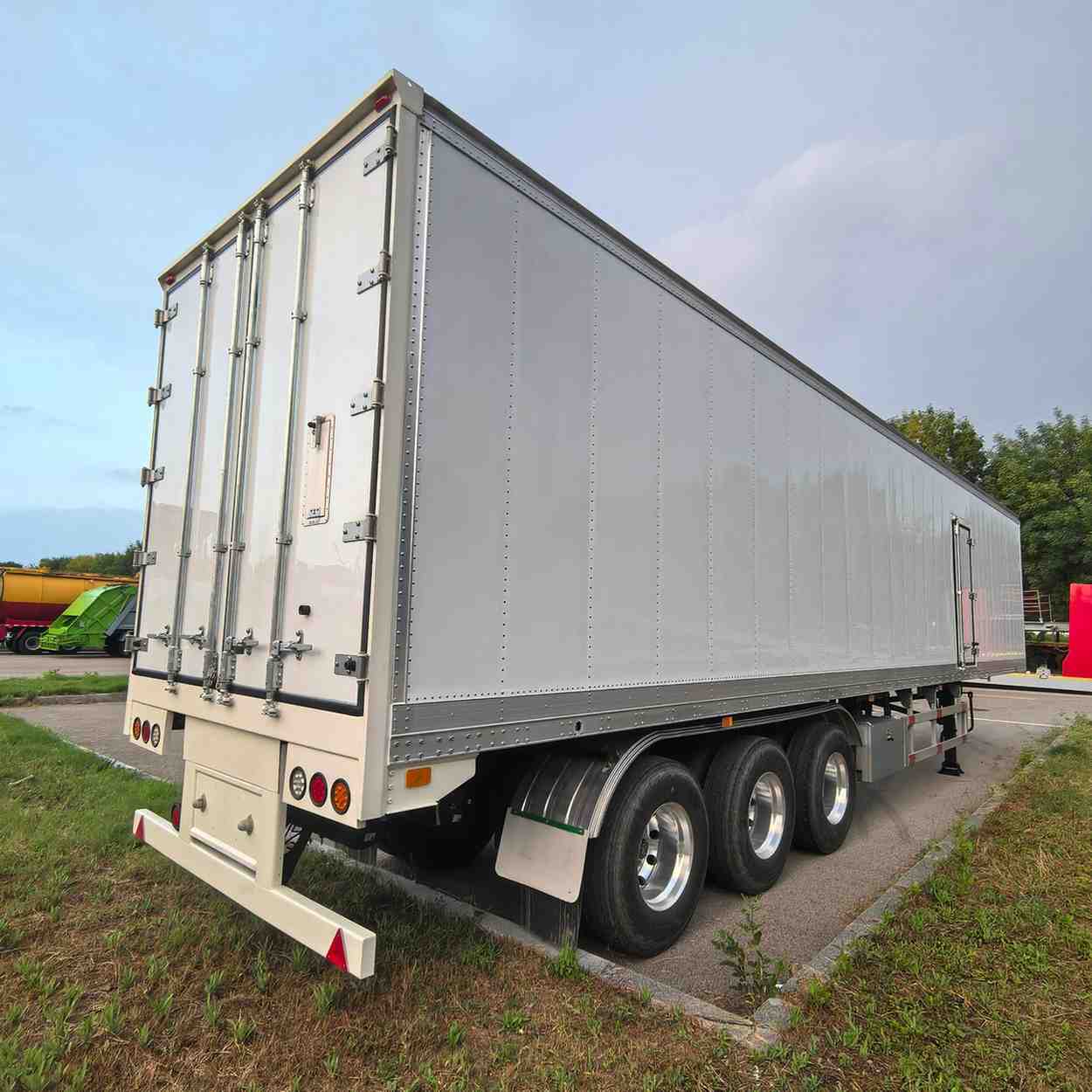 Refrigerated Semi-Trailer Vehicle - Image 4