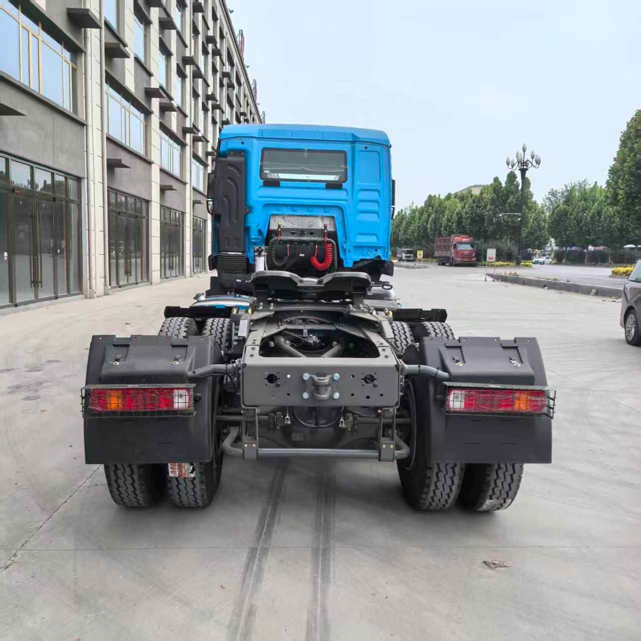 HOWO TX 400hp 6x4 tractor truck - Image 2