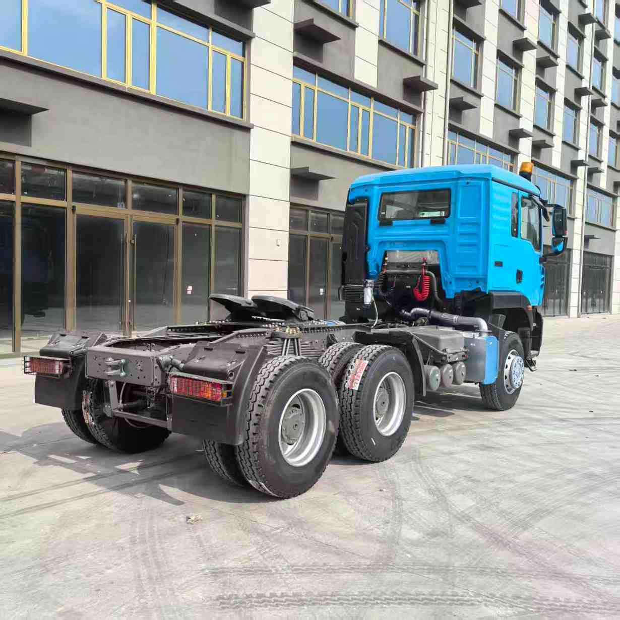 HOWO TX 400hp 6x4 tractor truck - Image 4
